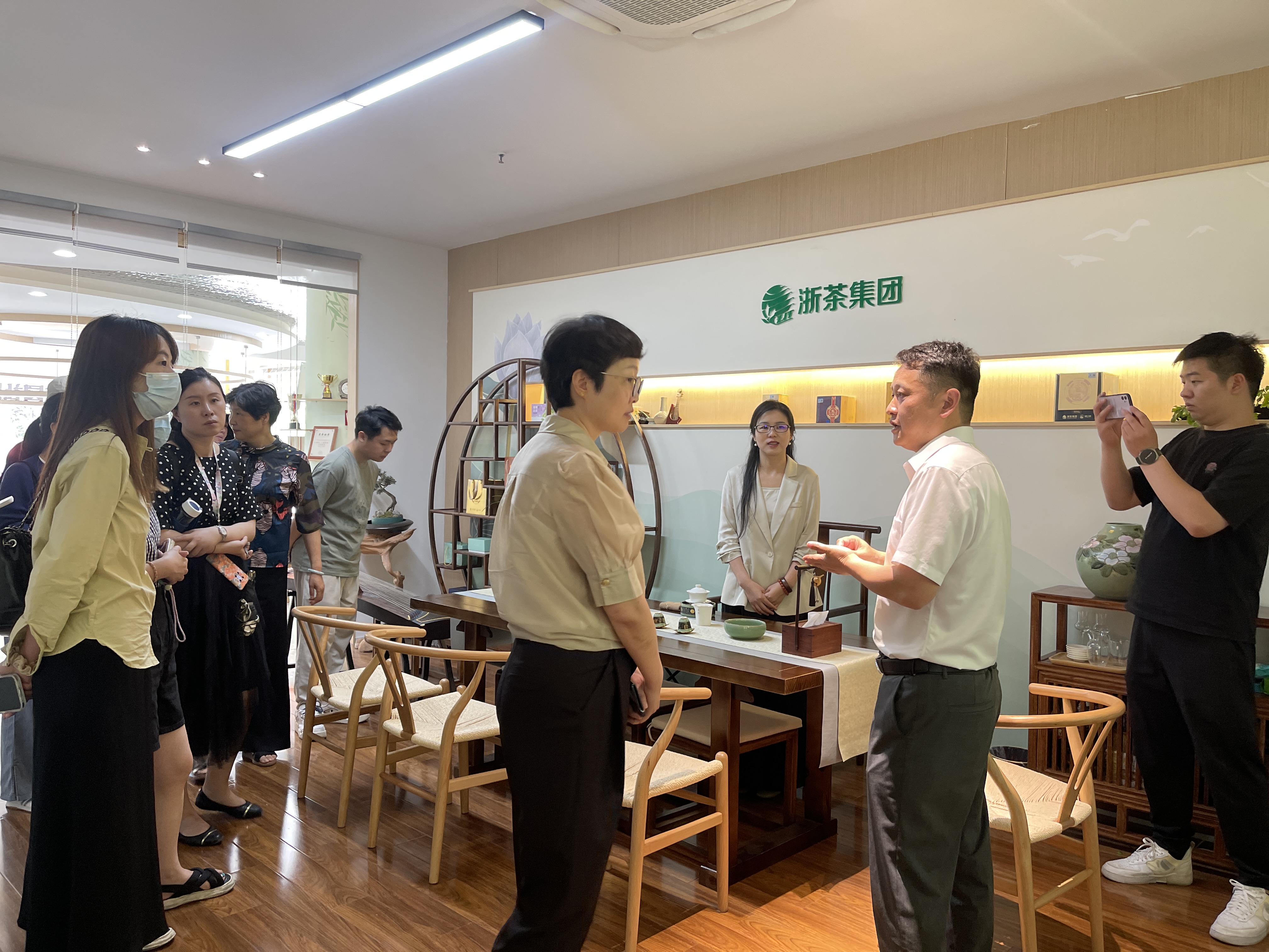 尊龙凯时(中国)人生就是搏!集团狮峰制茶品鉴中心助力茶文化进社区工作