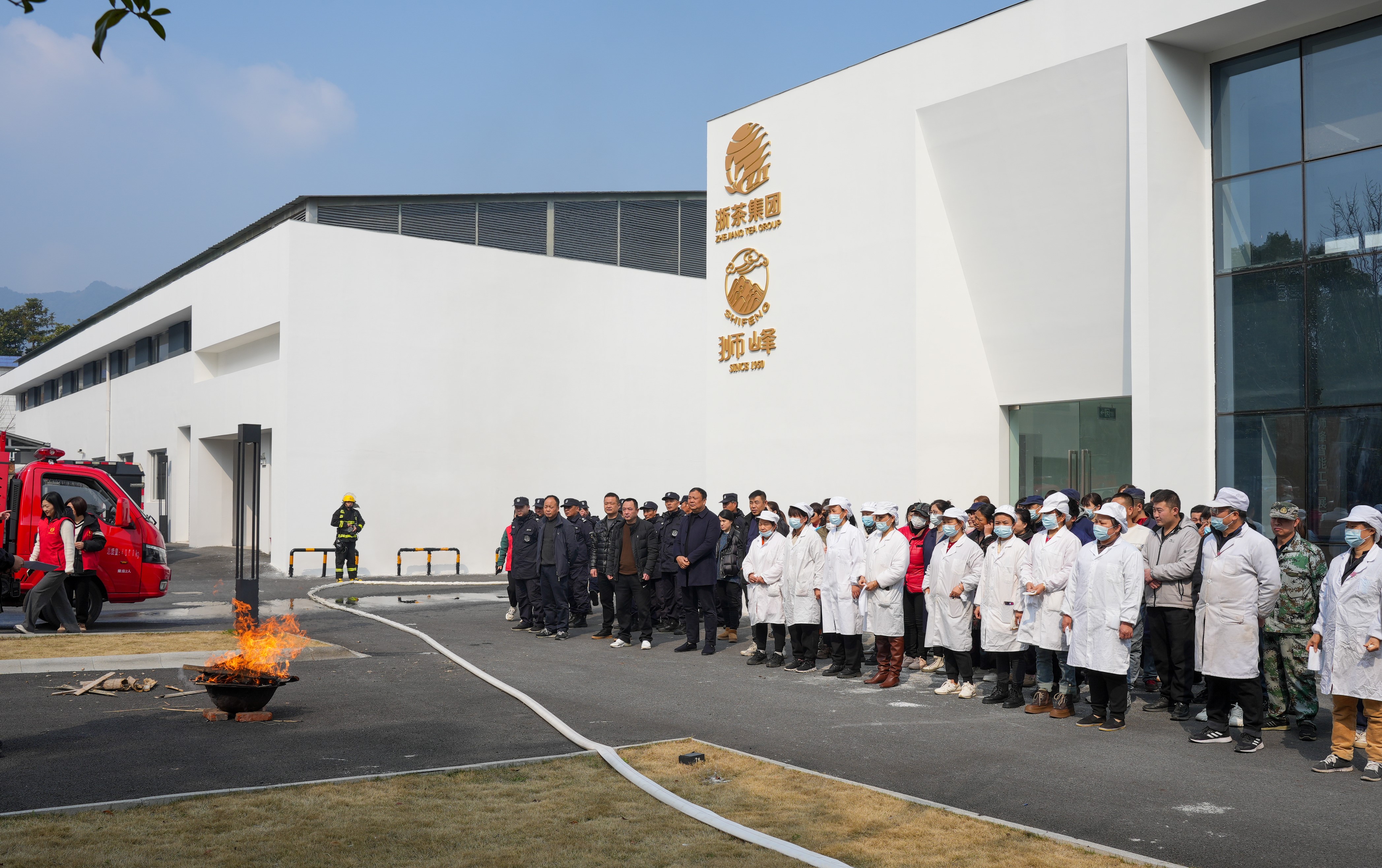 尊龙凯时(中国)人生就是搏!集团狮峰公司开展2024年春茶生产消防演练活动